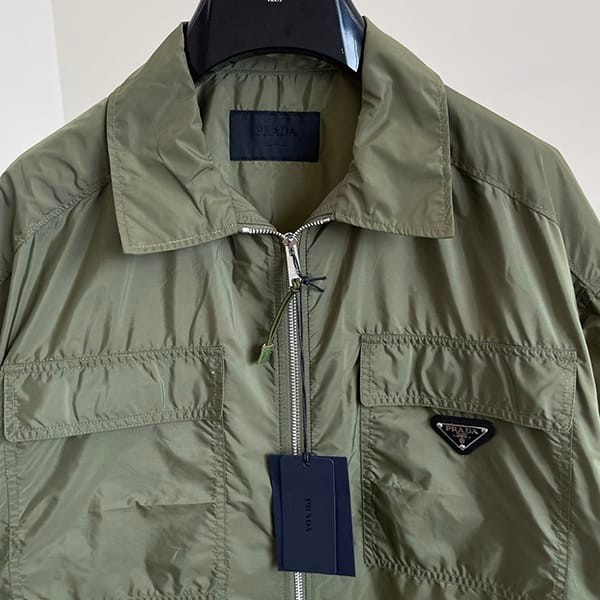 定番プラダ Re-Nylon 半袖 ジップスルーシャツ ロゴ付 パチモン puy20920